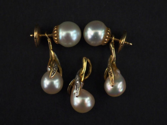 Vente aux enchères Parire en or jaune 750 et perles blanches. Comprenant :  - un pendenti