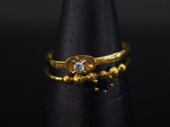 Ensemble comprenant :  - une bague solitaire en or jaune 750, sertie e