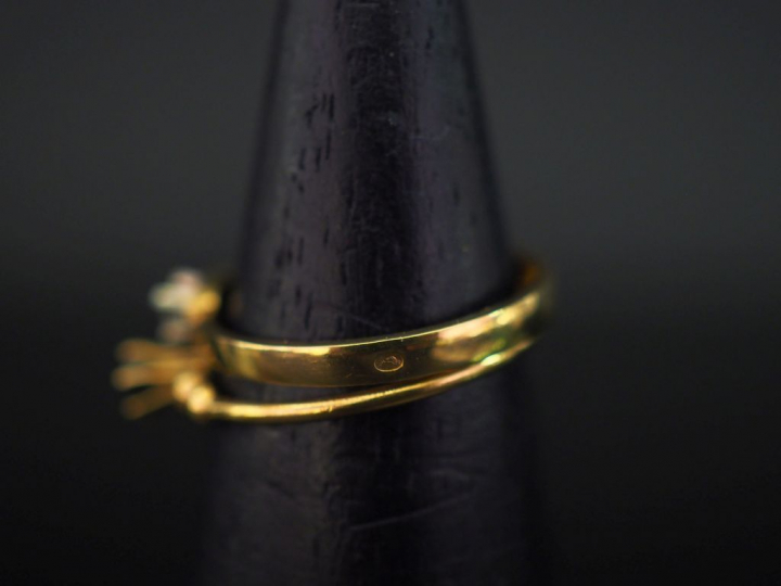 Ensemble comprenant :  - une bague solitaire en or jaune 750, sertie e