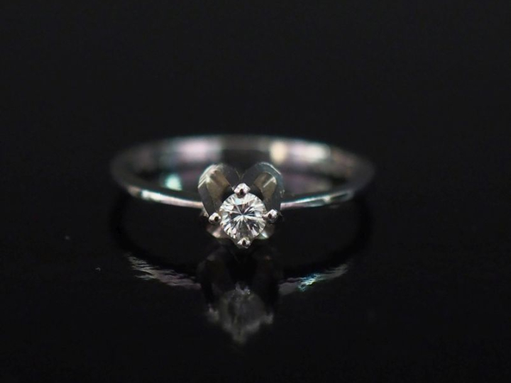 Petite bague solitaire en or blanc 750, sertie en son centre d'un diam