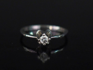 Vente aux enchères Petite bague solitaire en or blanc 750, sertie en son centre d'un diam