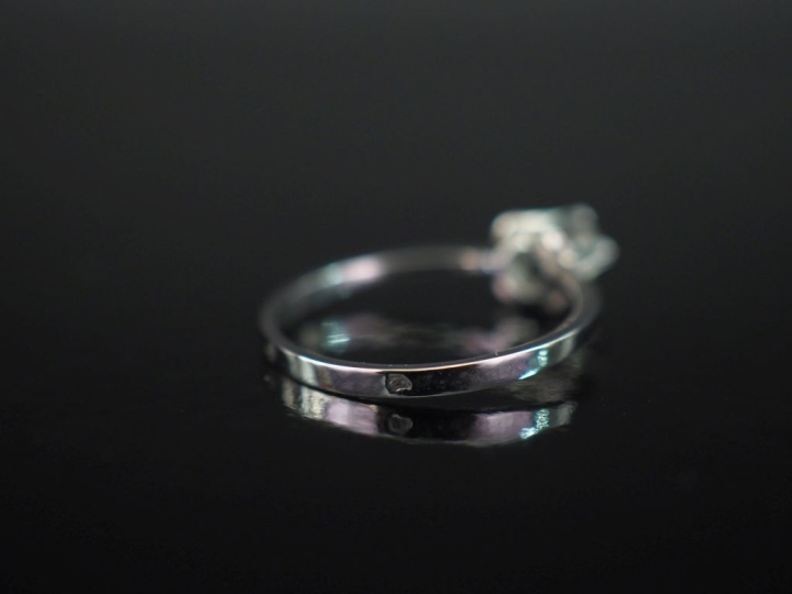 Petite bague solitaire en or blanc 750, sertie en son centre d'un diam