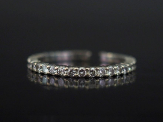 Vente aux enchères Alliance américaine en or blanc, sertie de petits diamants.  TDD. 61 (