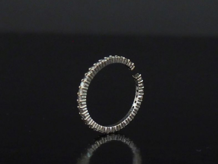 Alliance américaine en or blanc, sertie de petits diamants.  TDD. 61 (