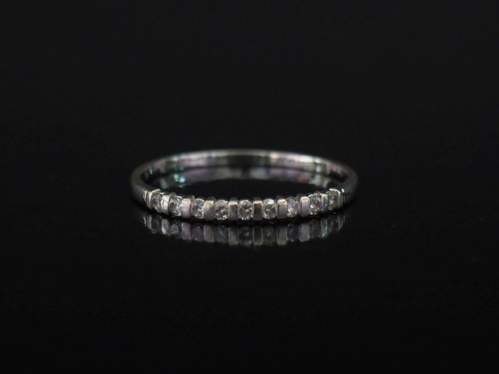Demi-alliance en or blanc, sertie de neuf petits diamants de 0,03 ct e