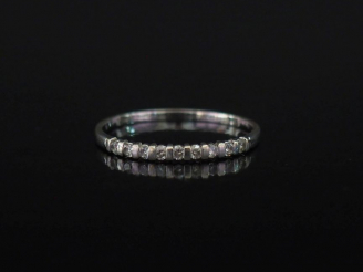Vente aux enchères Demi-alliance en or blanc, sertie de neuf petits diamants de 0,03 ct e