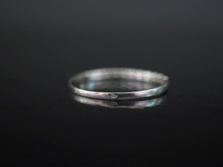 Demi-alliance en or blanc, sertie de neuf petits diamants de 0,03 ct e