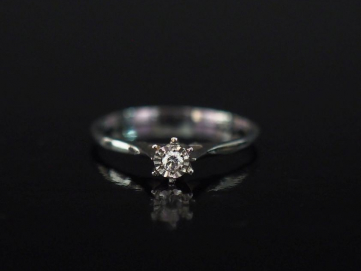 Petite bague de forme solitaire en or blanc 750, ornée en son centre d