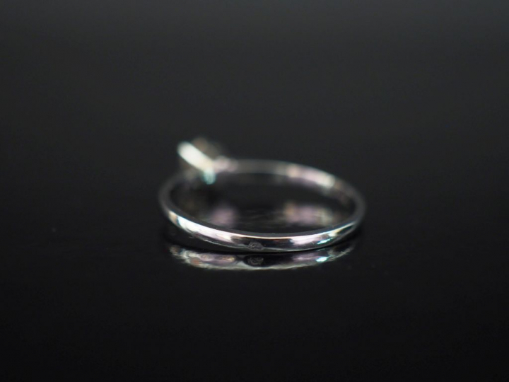 Petite bague de forme solitaire en or blanc 750, ornée en son centre d