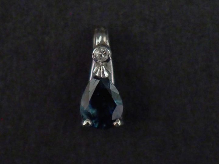 Pendentif en or blanc 750, serti d'un saphir en forme de goutte surmon