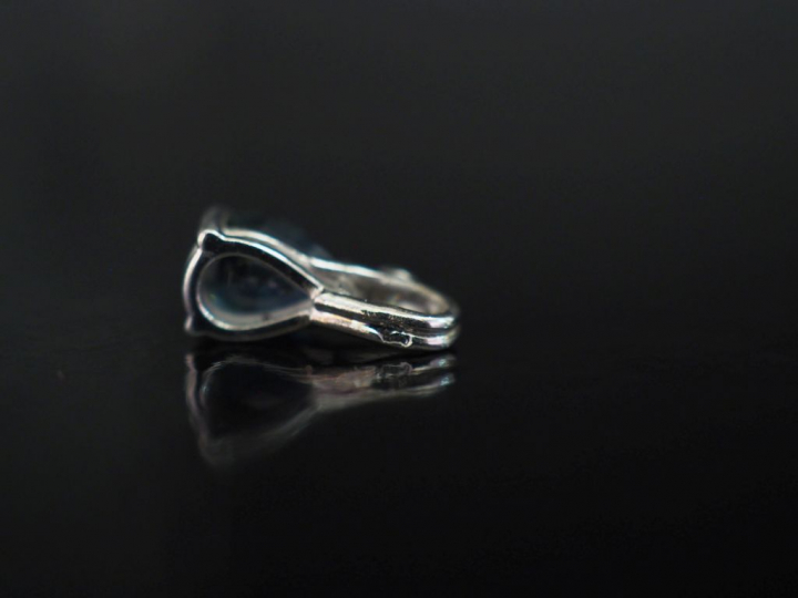 Pendentif en or blanc 750, serti d'un saphir en forme de goutte surmon