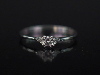 Vente aux enchères Bague en or blanc 750, sertie en son centre d'un diamant pesant 0,05 c