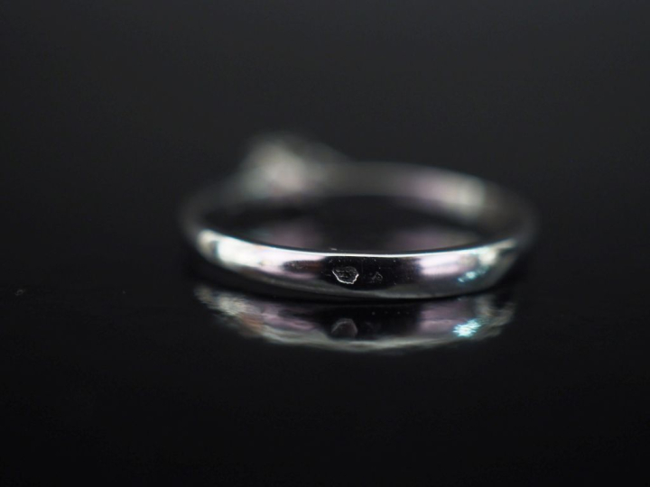 Bague en or blanc 750, sertie en son centre d'un diamant pesant 0,05 c