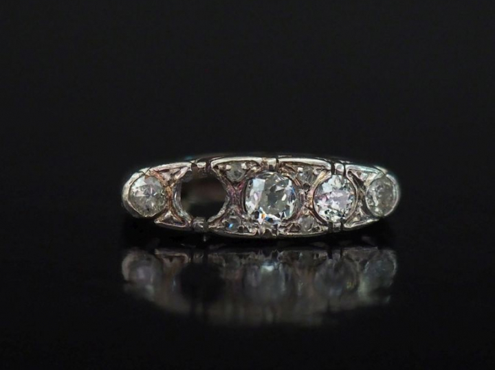 Bague de forme jarretière en or blanc 750, sertie d'une ligne de quatr