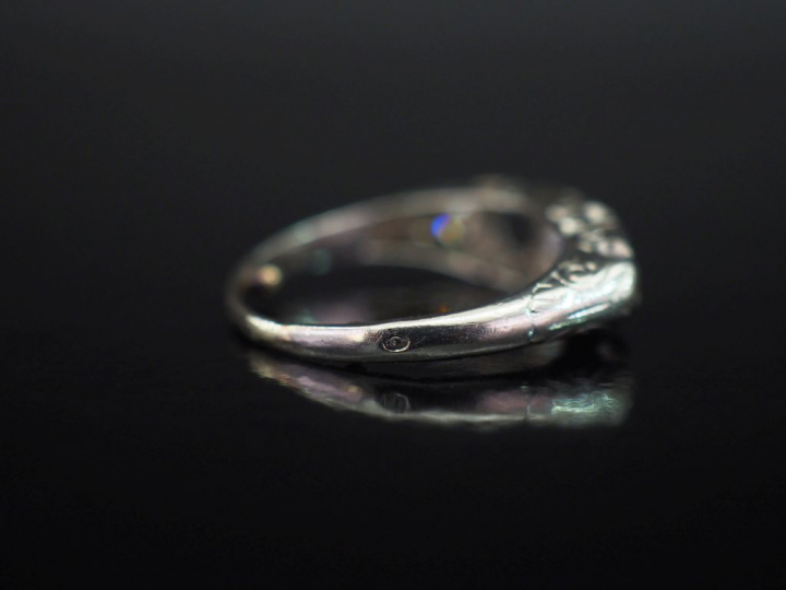 Bague de forme jarretière en or blanc 750, sertie d'une ligne de quatr