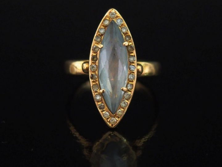 Bague de forme marquise en or jaune 750, sertie en son centre d'une pi