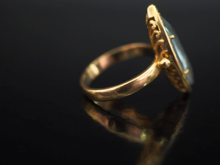 Bague de forme marquise en or jaune 750, sertie en son centre d'une pi