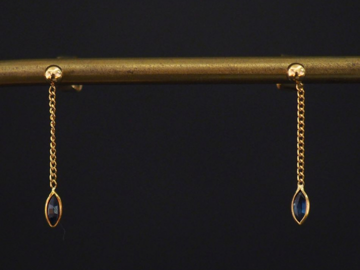 Paire de perces oreilles en or jaune 750, ornés d'une pendeloque se te