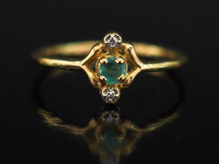 Petite bague ajourée en or jaune 750, sertie en son centre d'une émera