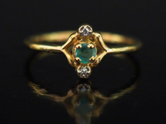 Vente aux enchères Petite bague ajourée en or jaune 750, sertie en son centre d'une émera