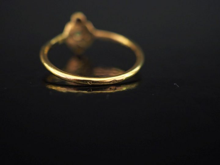 Petite bague ajourée en or jaune 750, sertie en son centre d'une émera