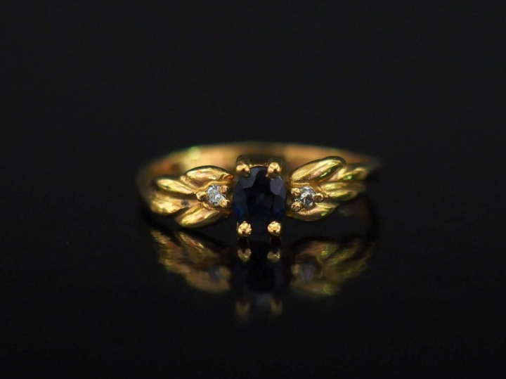 Bague de forme stylisée en or jaune 750, sertie en son centre d'une pi