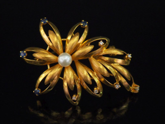 Vente aux enchères Broche en or jaune 585 en forme de fleur épanouie, agrémentée en son c