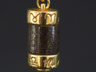 Vente aux enchères Pendentif de forme cylindrique en or jaune 750 et composition, à décor