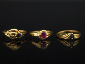 Vente aux enchères Ensemble comprenant :  - une bague de forme stylisée en or jaune 750, 