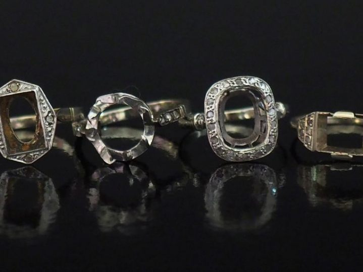 Deux montures de bagues en platine et or blanc 750, serties de petits 