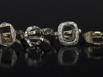 Vente aux enchères Deux montures de bagues en platine et or blanc 750, serties de petits 