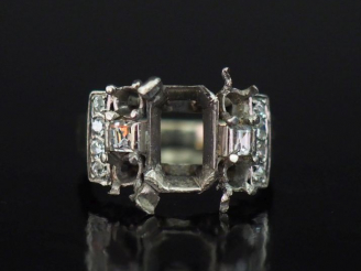 Vente aux enchères Monture de bague de style Art déco en or blanc 750, sertie de deux dia