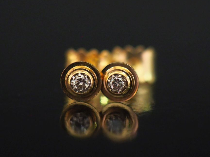 Paire de puces d'oreilles en or jaune 750, serties en leur centre d'un