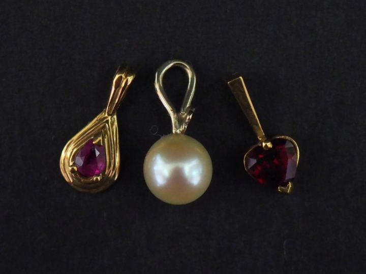 Ensemble comprenant :  - un pendentif en forme de goutte en or jaune 7