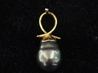 Vente aux enchères Pendentif en or jaune 750, sertie d’une perle grise de forme baroque. 
