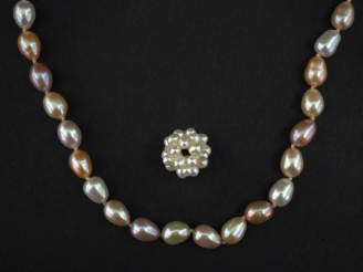 Vente aux enchères Ensemble comprenant :  - un pendentif ajouré en perles blanches et un 