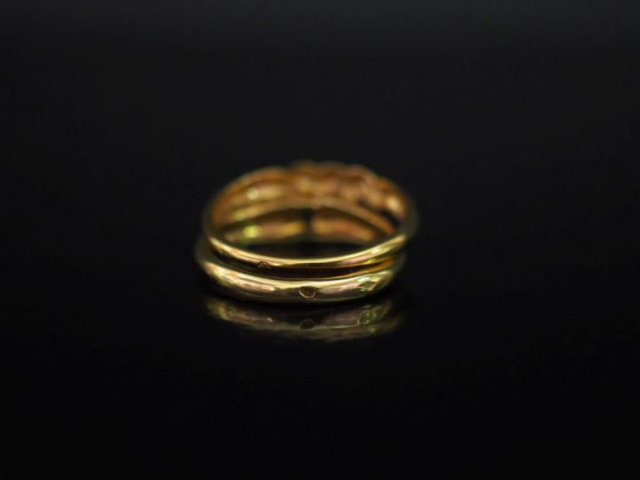 Ensemble comprenant :  - une bague jonc en or jaune 750, sertie de tro