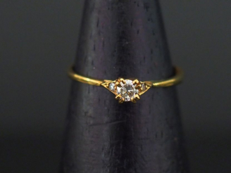 Vente aux enchères Bague en or jaune 750, sertie en son centre d'un diamant de 0,10 ct en