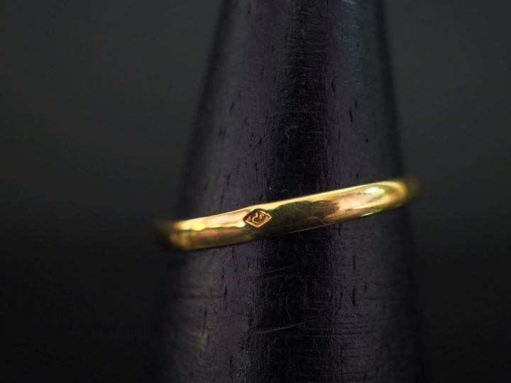 Bague en or jaune 750, sertie en son centre d'un diamant de 0,10 ct en