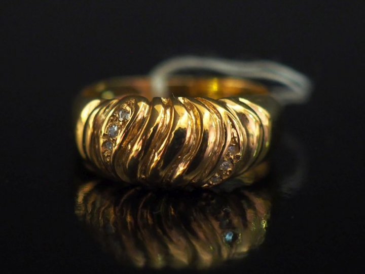 Bague bandeau en or jaune 750, à décor de godrons et serti de deux lig