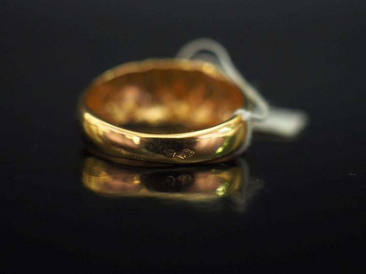 Bague bandeau en or jaune 750, à décor de godrons et serti de deux lig