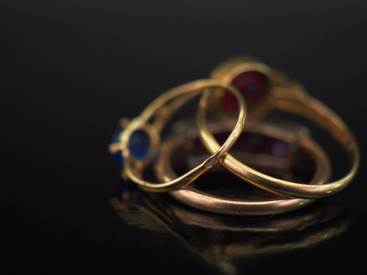 Ensemble comprenant :  - une bague en or jaune 750, sertie en son cent