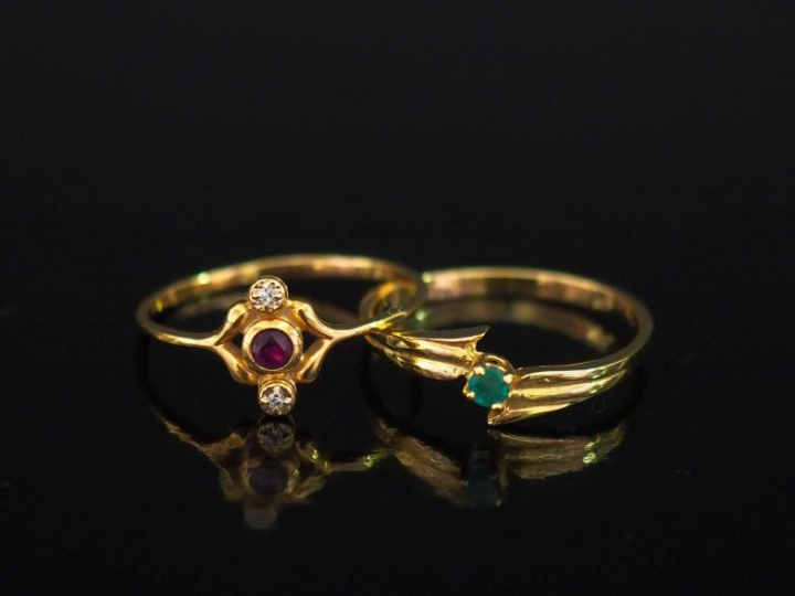 Ensemble comprenant :  - une bague de forme stylisée en or jaune 750, 