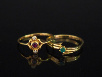 Vente aux enchères Ensemble comprenant :  - une bague de forme stylisée en or jaune 750, 