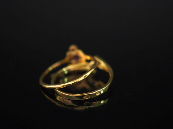 Ensemble comprenant :  - une bague de forme stylisée en or jaune 750, 