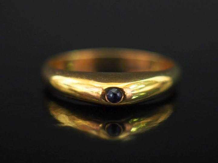 Bague jonc en or jaune 750, sertie en son centre d'une petite pierre b