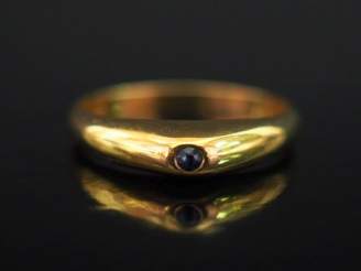 Vente aux enchères Bague jonc en or jaune 750, sertie en son centre d'une petite pierre b