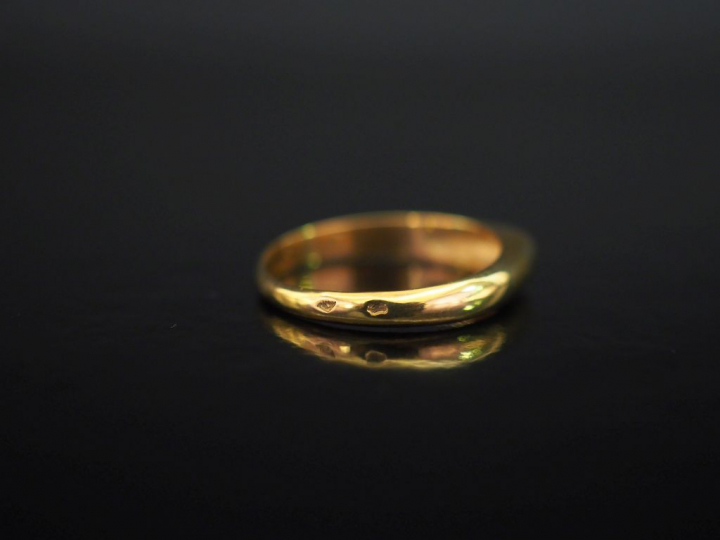 Bague jonc en or jaune 750, sertie en son centre d'une petite pierre b