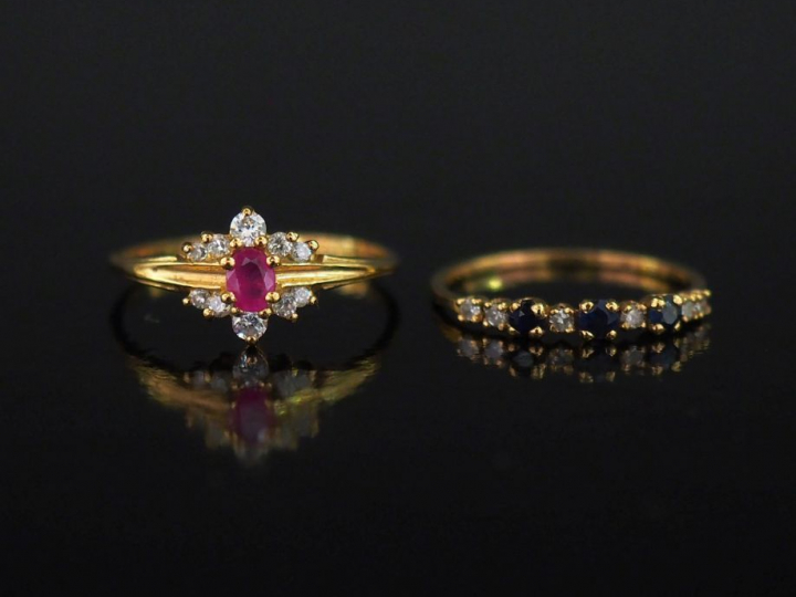 Ensemble comprenant :  - une bague jonc en or jaune 750, sertie de pet