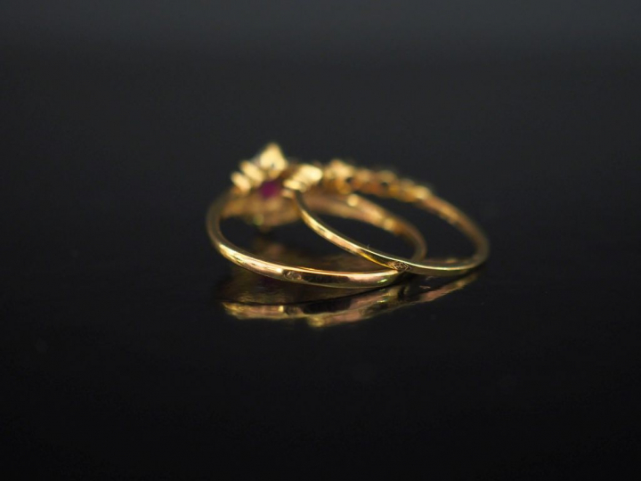 Ensemble comprenant :  - une bague jonc en or jaune 750, sertie de pet